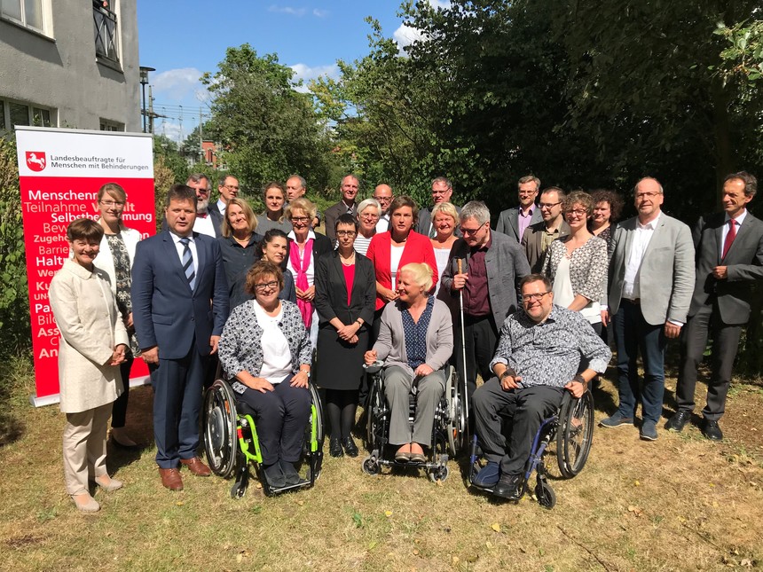 Neben den Beauftragten und deren Vertretern stehen weitere Teilnehmer des 55. Treffens der Behindertenbeauftragten von Bund und Ländern in Hannover als Gruppe zusammen. Neben den Beauftragten und deren Vertretern stehen weitere Teilnehmer des 55. Treffens der Behindertenbeauftragten von Bund und Ländern in Hannover als Gruppe zusammen.