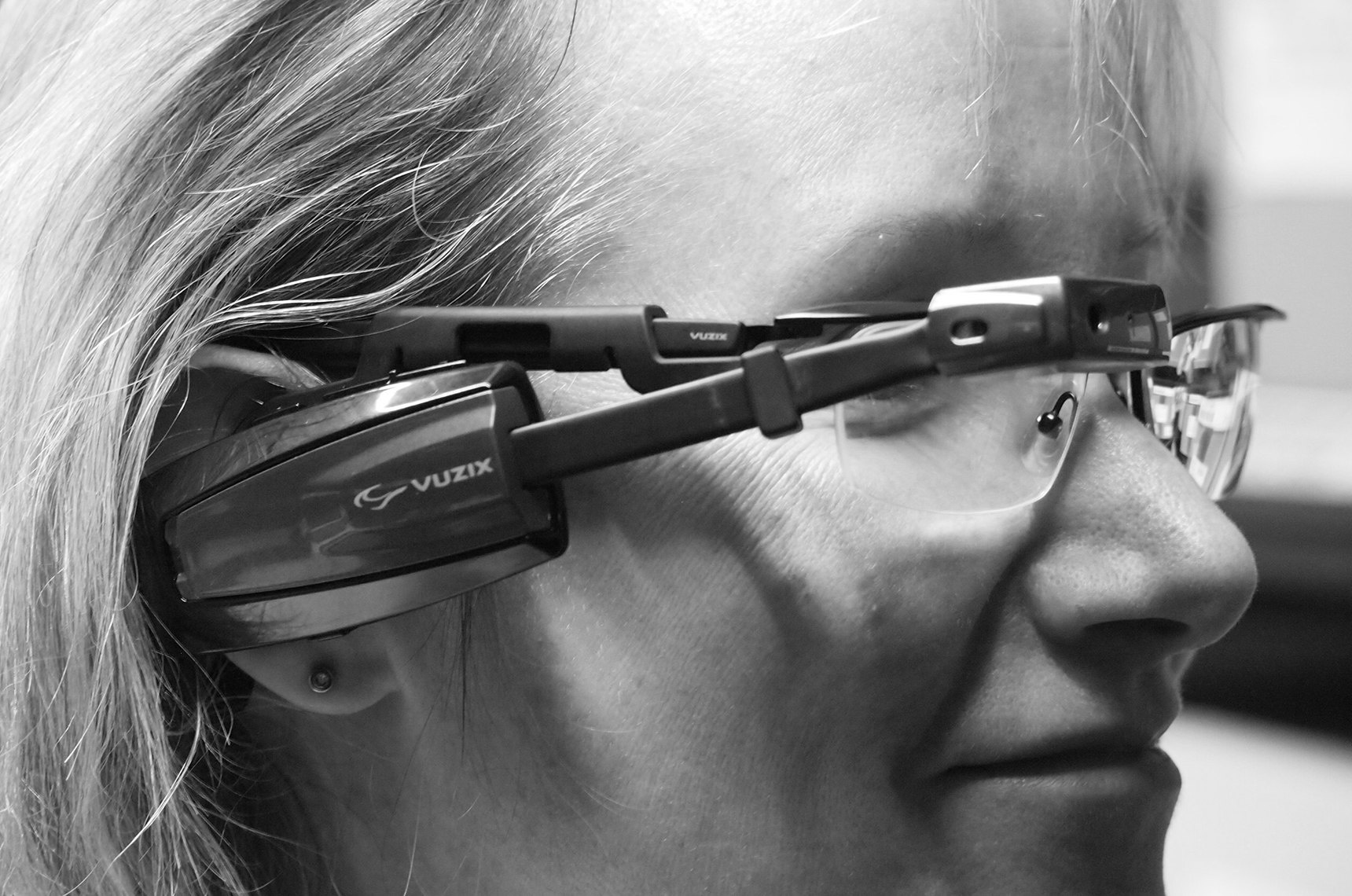 Anja Schumacher, die gehörlose Mitarbeiterin, mit ihrer neuen Datenbrille. Mit dieser kann sie mit ihren Kollegen kommunizieren.