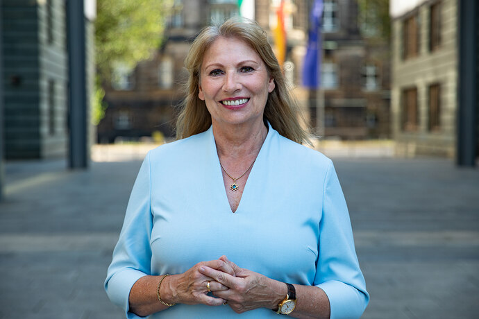 Portraitfoto von Staatsministerin Petra Köpping