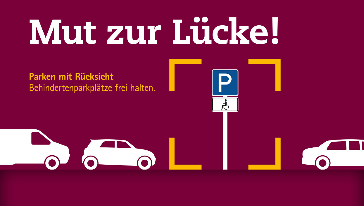 Kampagnenmotiv, mehrere Autos stehen am Rand, ein Schild mit Parkplatz für Menschen mit Behinderungen steht am Rand, die Lücke wird frei gelassen